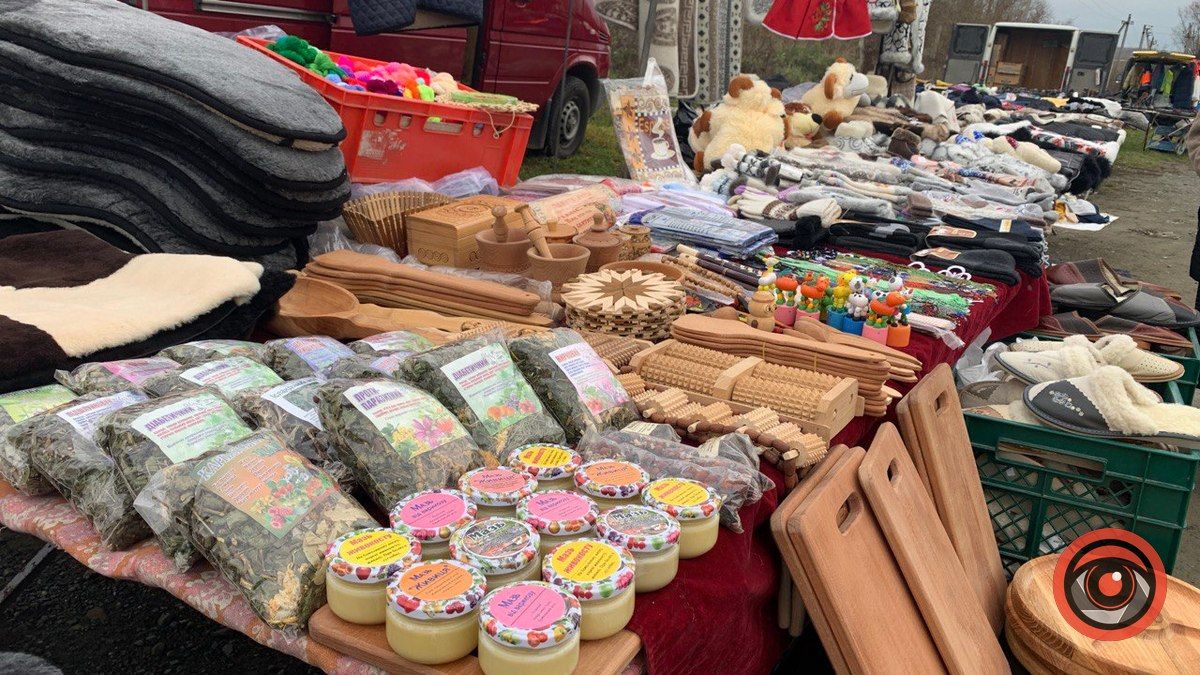 Норкова шєпка, кальоші та пиріжки з лівером | Що пропонують на базарі у Печеніжині 2