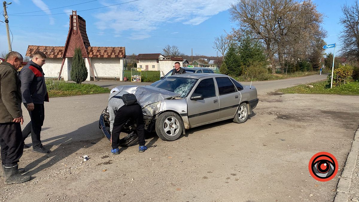 У П'ядиках легковик врізався в рейсовий автобус 3