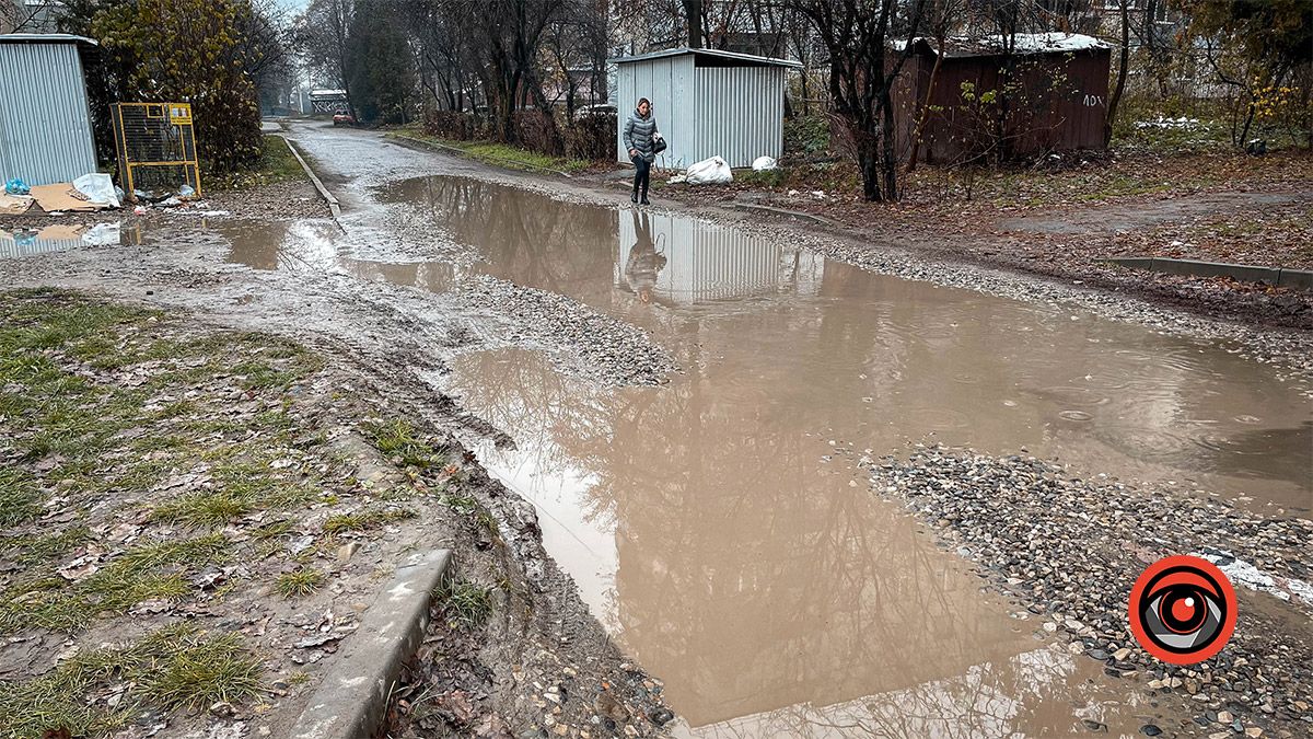 Море для горобців: як виглядає в'їзд до багатоповерхівок на вул. Богуна 1