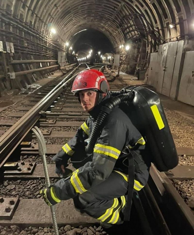 Герой у 22: Рятувальник з Надвірнянщини працює на місці падіння ракет 2