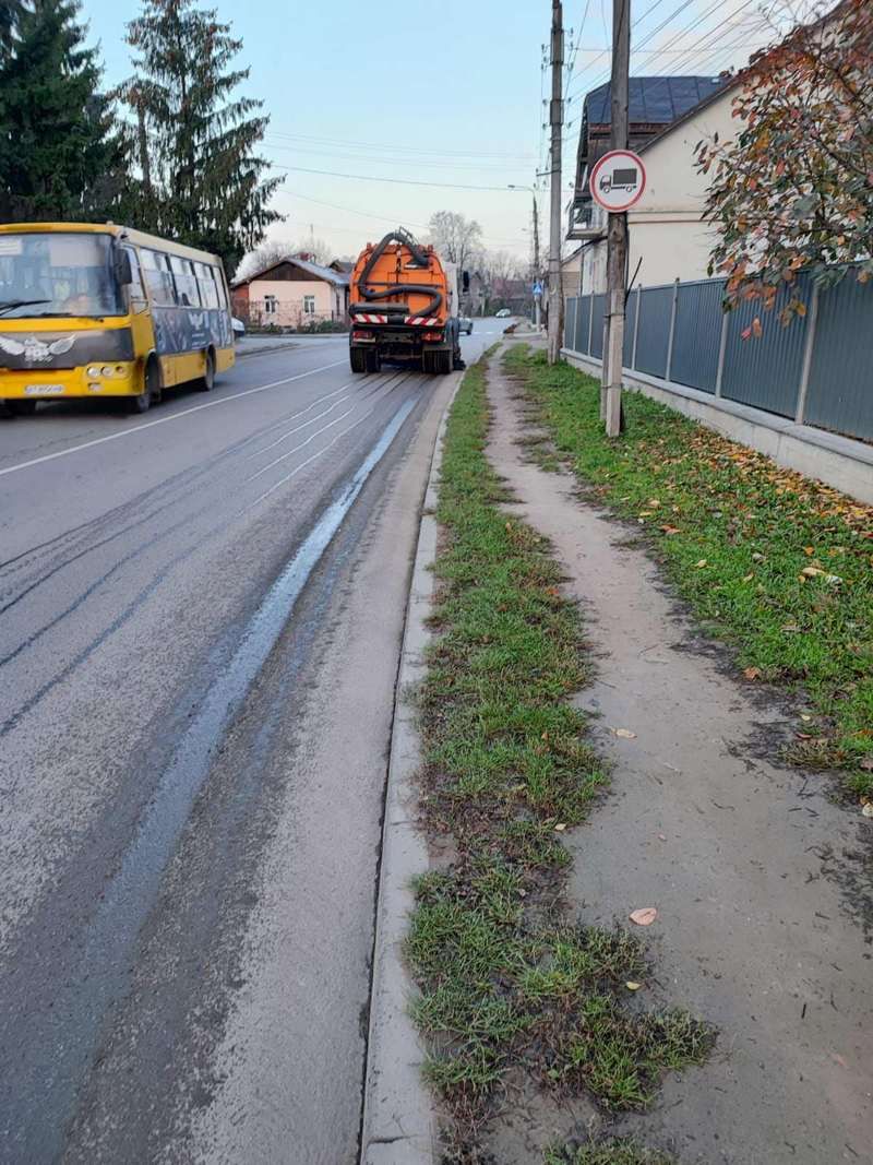 Комунальники показали, як працює дорожній пилосос в Коломиї 1