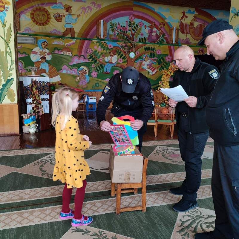 Коломийська дітвора отримала подарунки від поліцейських за участь в конкурсі 2
