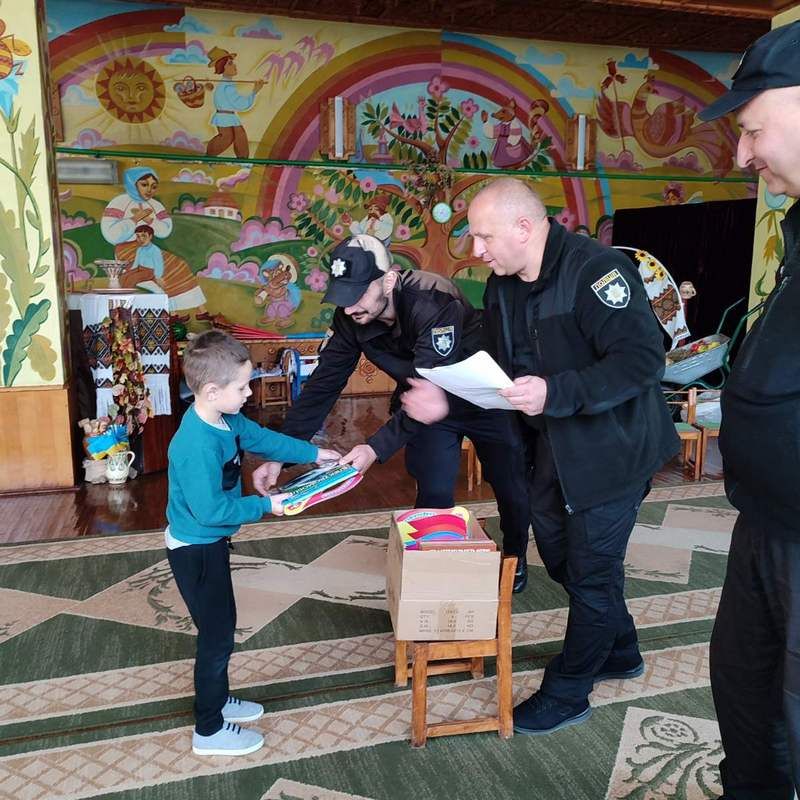Коломийська дітвора отримала подарунки від поліцейських за участь в конкурсі 1