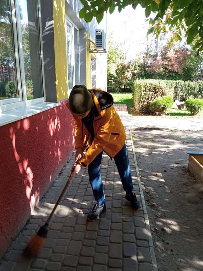 Працетерапія: коломийська молодь з інвалідністю громадить листя 2