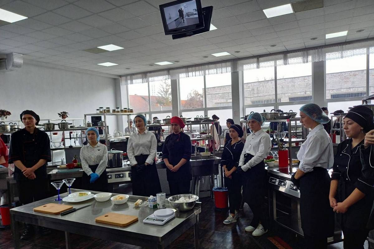 Ділився секретами і частував: до Коломиї завітав учасник шоу "МастерШеф" 2