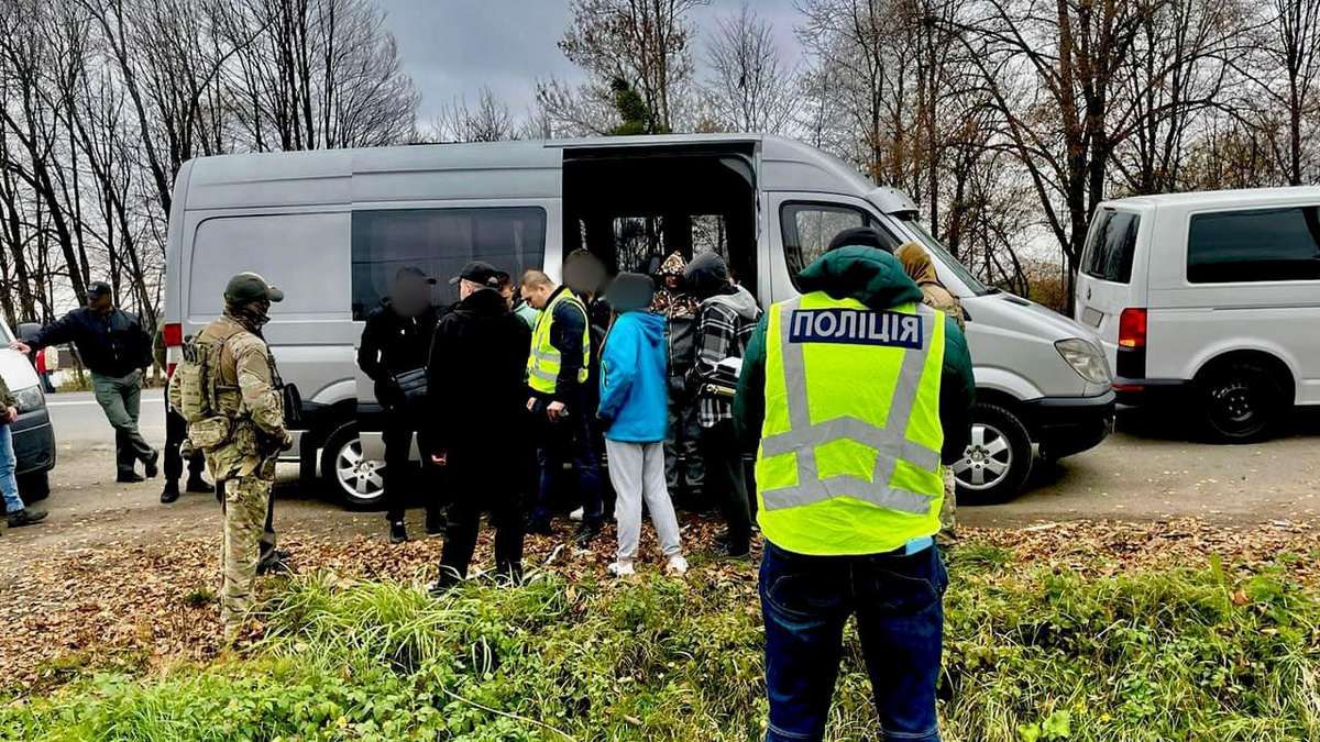 Робили "волонтерами" за 4000 доларів: прикарпатці переправляли за кордон чоловіків