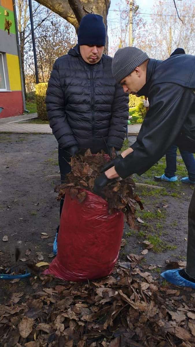 Працетерапія: коломийська молодь з інвалідністю громадить листя 5
