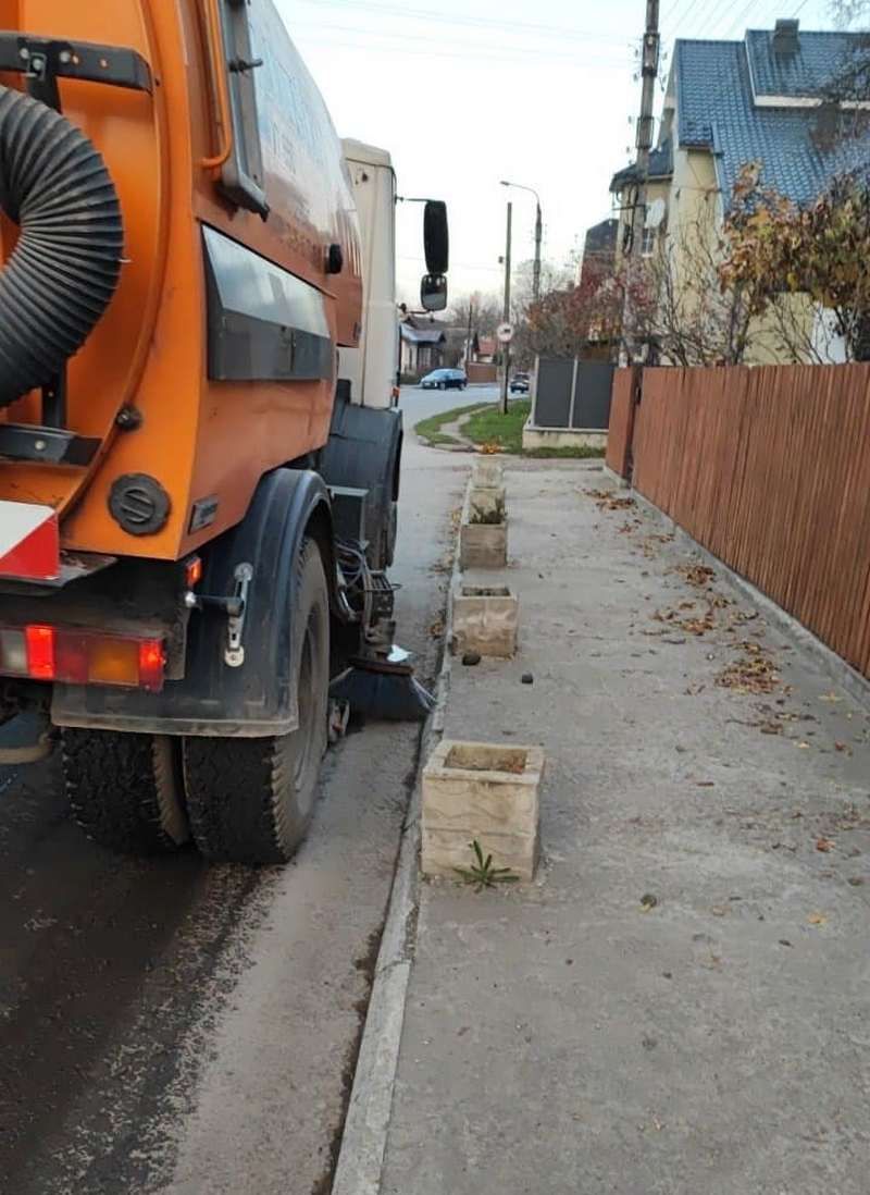 Комунальники показали, як працює дорожній пилосос в Коломиї 2