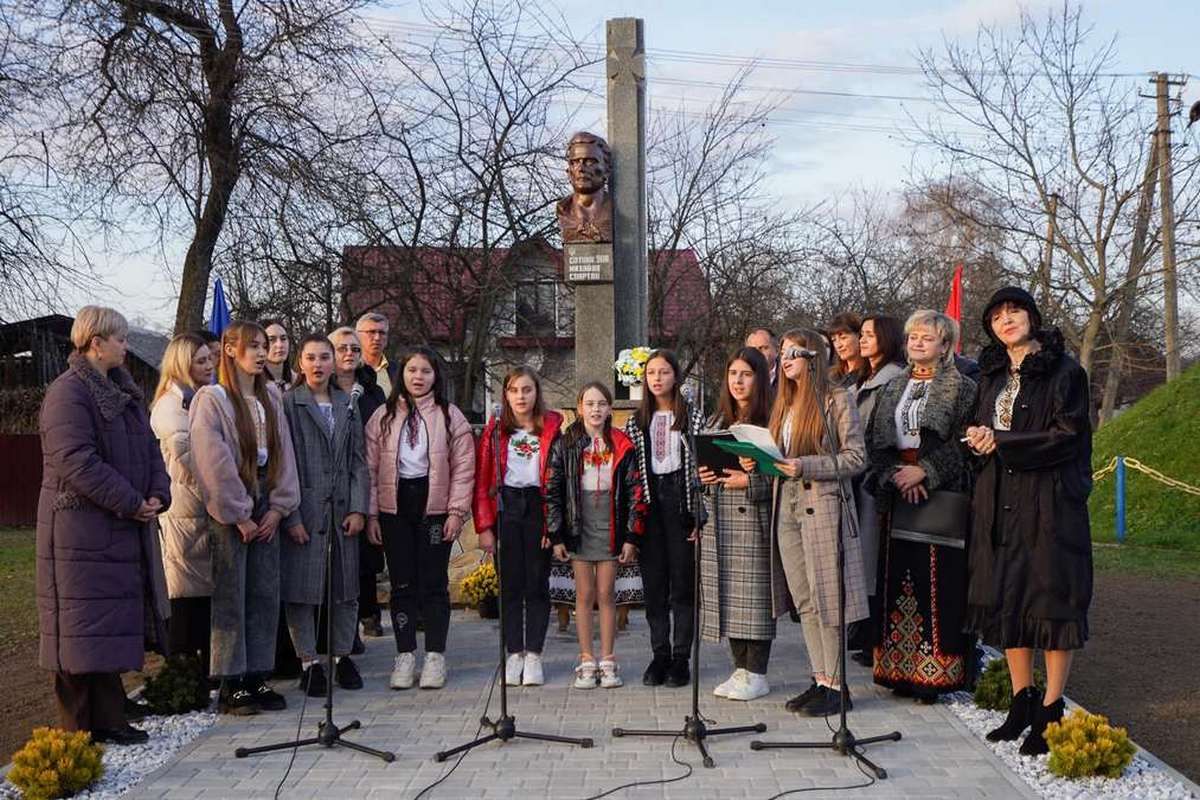 Погруддя сотенного УПА Михайла Спартана в Іванівцях перенесли в центр села 9