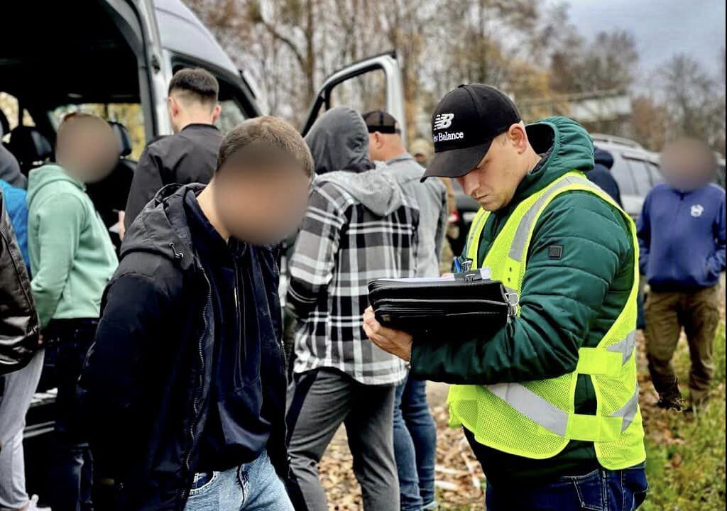 Робили "волонтерами" за 4000 доларів: прикарпатці переправляли за кордон чоловіків 1