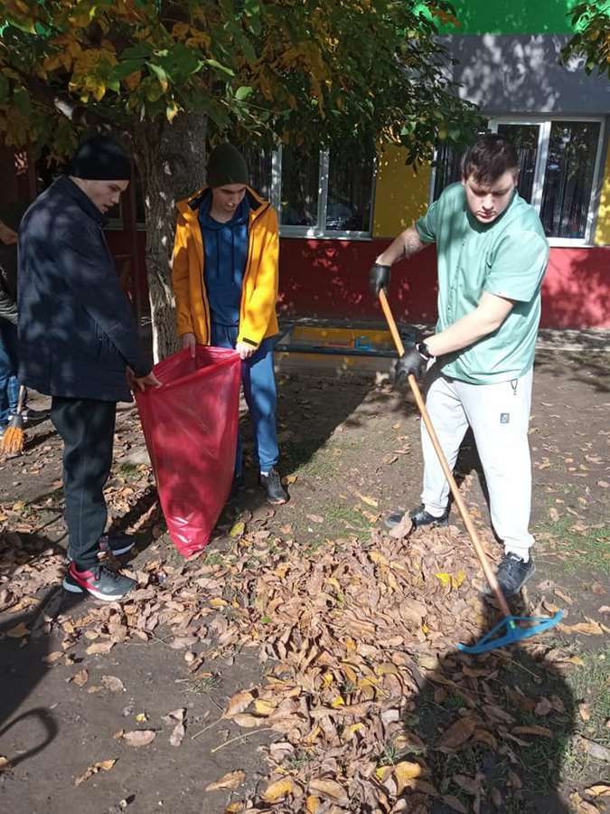Працетерапія: коломийська молодь з інвалідністю громадить листя 7