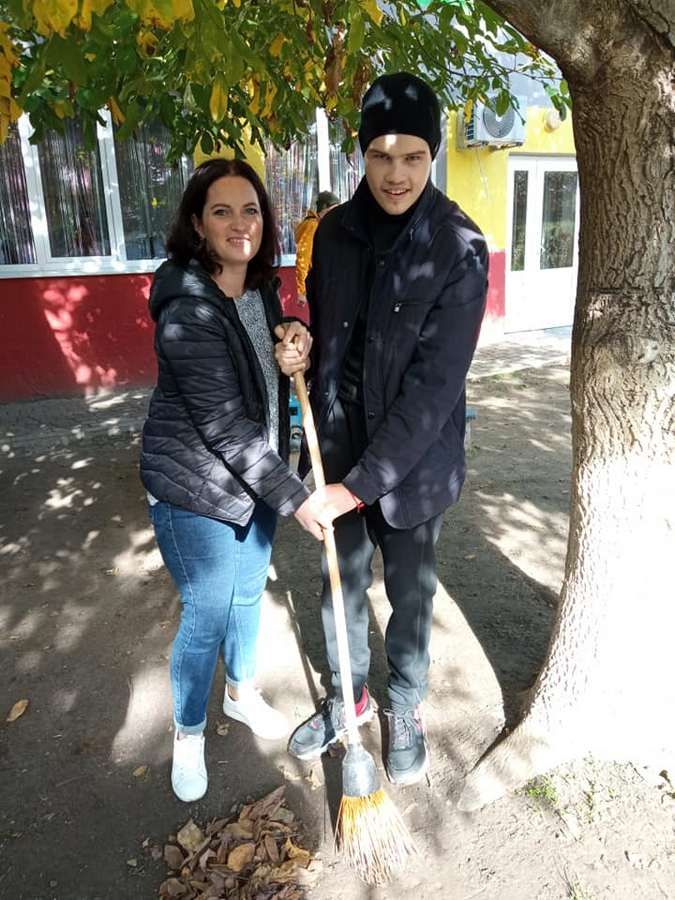 Працетерапія: коломийська молодь з інвалідністю громадить листя 8