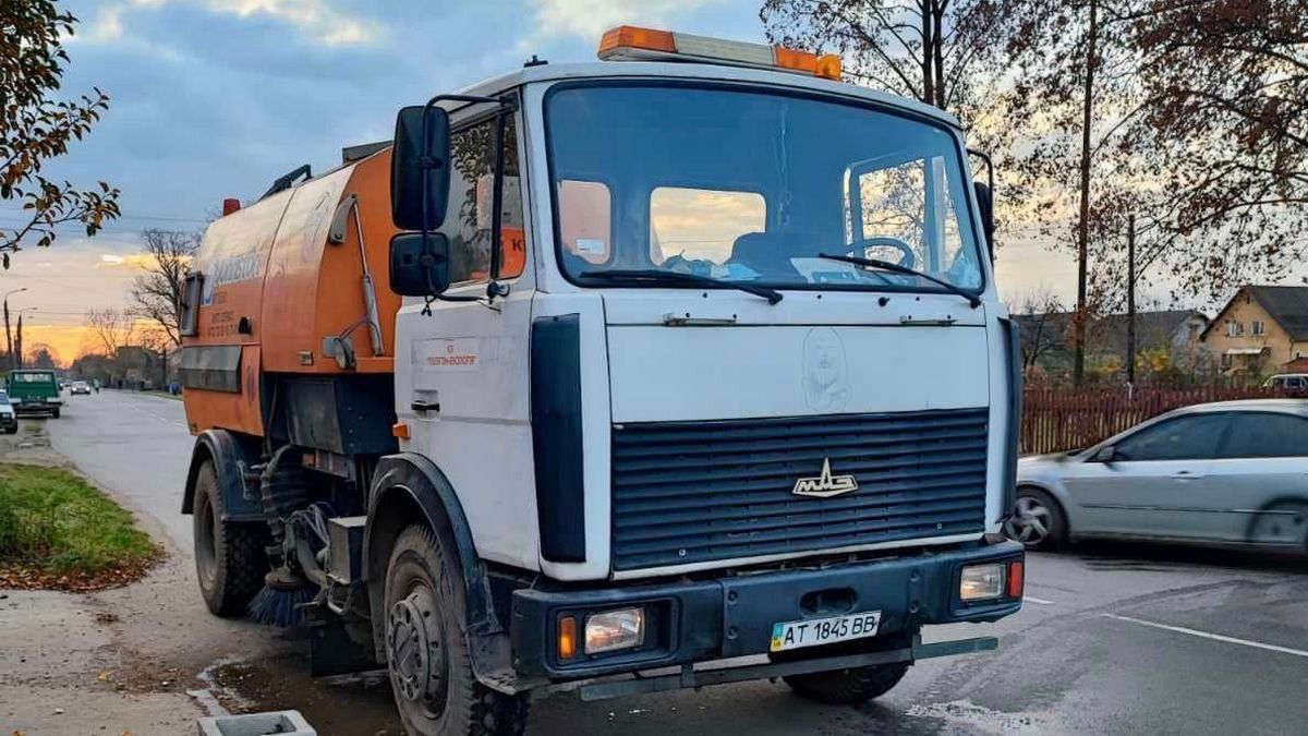 Комунальники показали, як працює дорожній пилосос в Коломиї