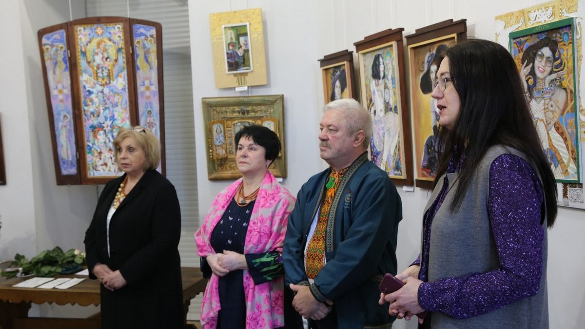 "Світло скарбів": подружжя Дувіраків відкрило виставку у Музеї Гуцульщини 1