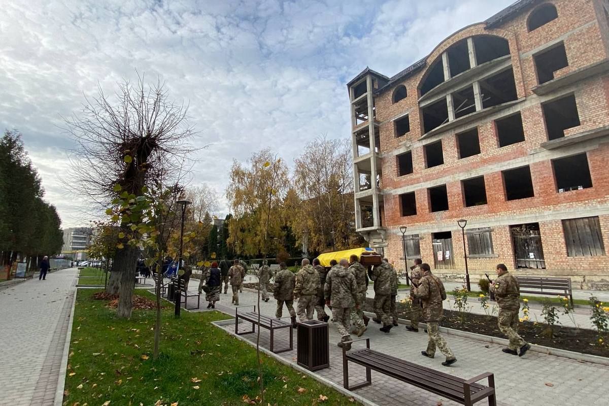 Городенківщина попрощалася із загиблим захисником Дмитром Керницьким 21