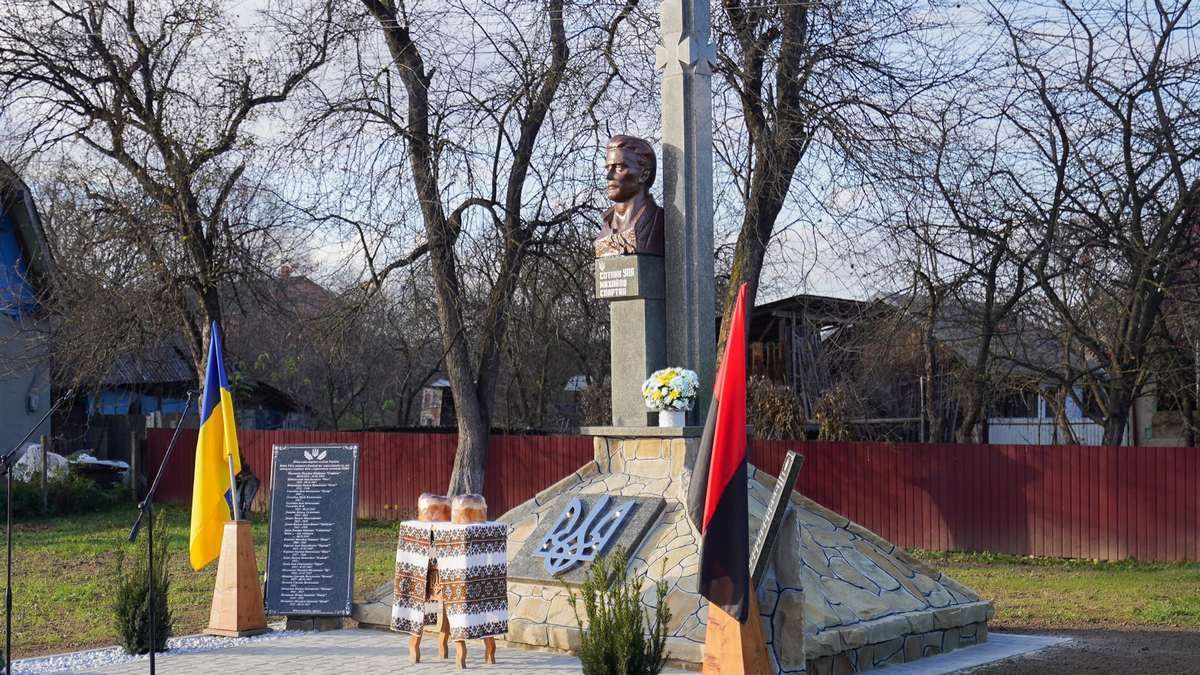 Погруддя сотенного УПА Михайла Спартана в Іванівцях перенесли в центр села