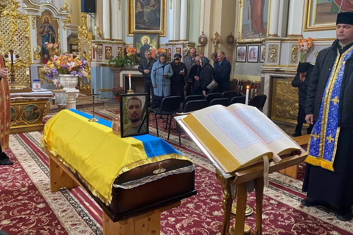 Городенківщина попрощалася із загиблим захисником Дмитром Керницьким 15