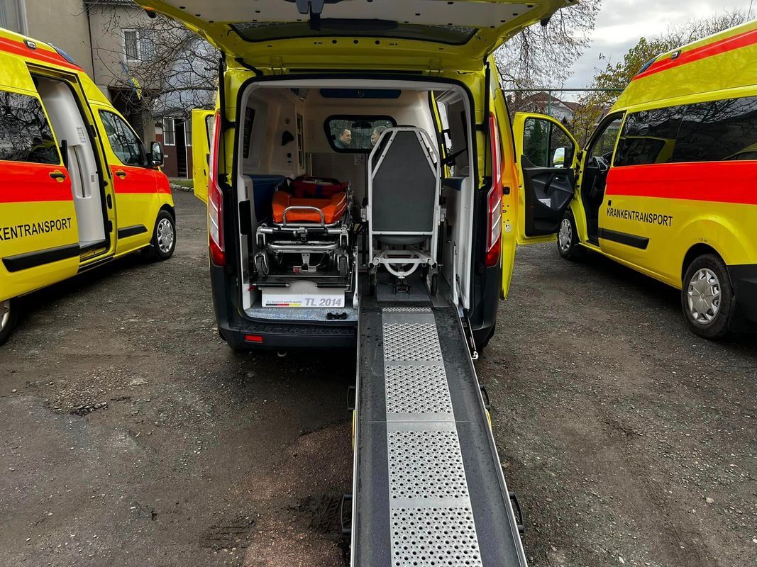 Три медичні автівки поїхали на передову від Печеніжинської громади 1