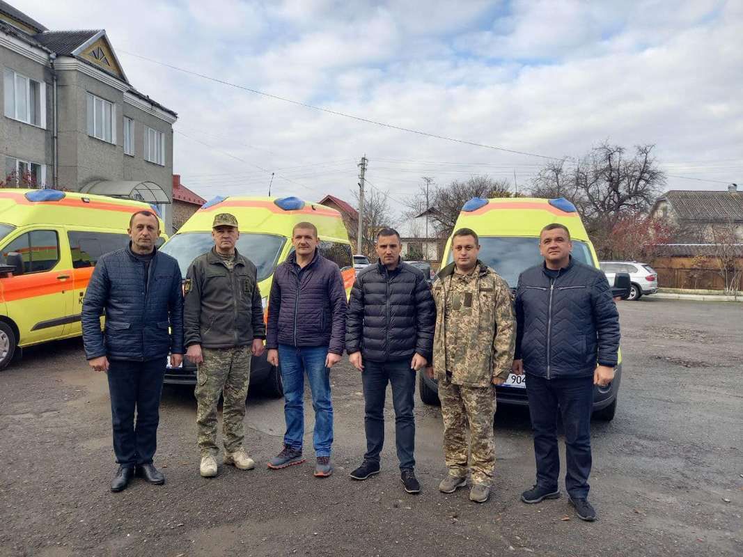 Три медичні автівки поїхали на передову від Печеніжинської громади 3