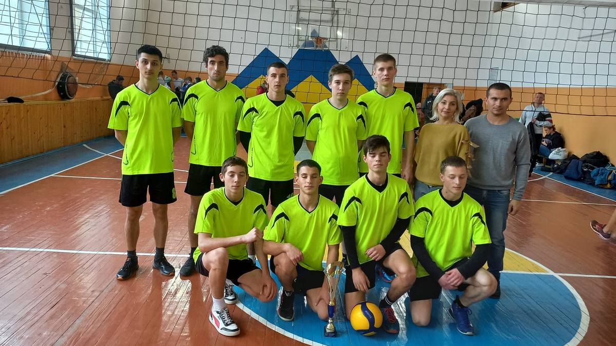 Як спортсмени коломийських коледжів у волейбол грали 2