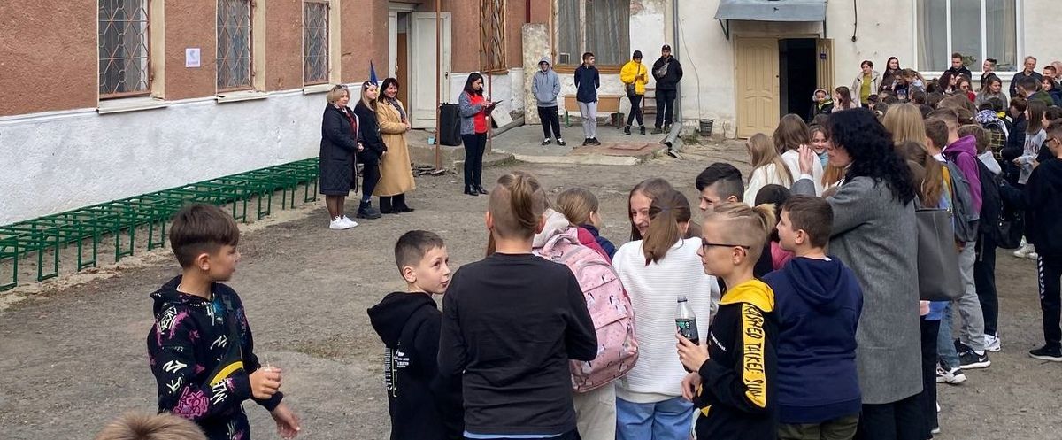 У Надвірній облаштували велопарковку зі старих парт 3