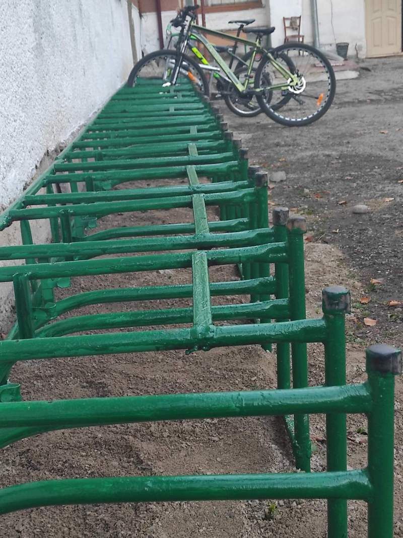 У Надвірній облаштували велопарковку зі старих парт 4