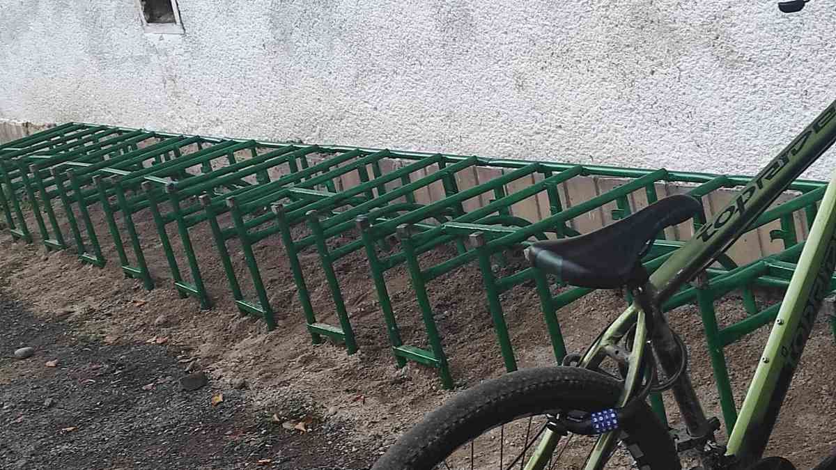 У Надвірній облаштували велопарковку зі старих парт