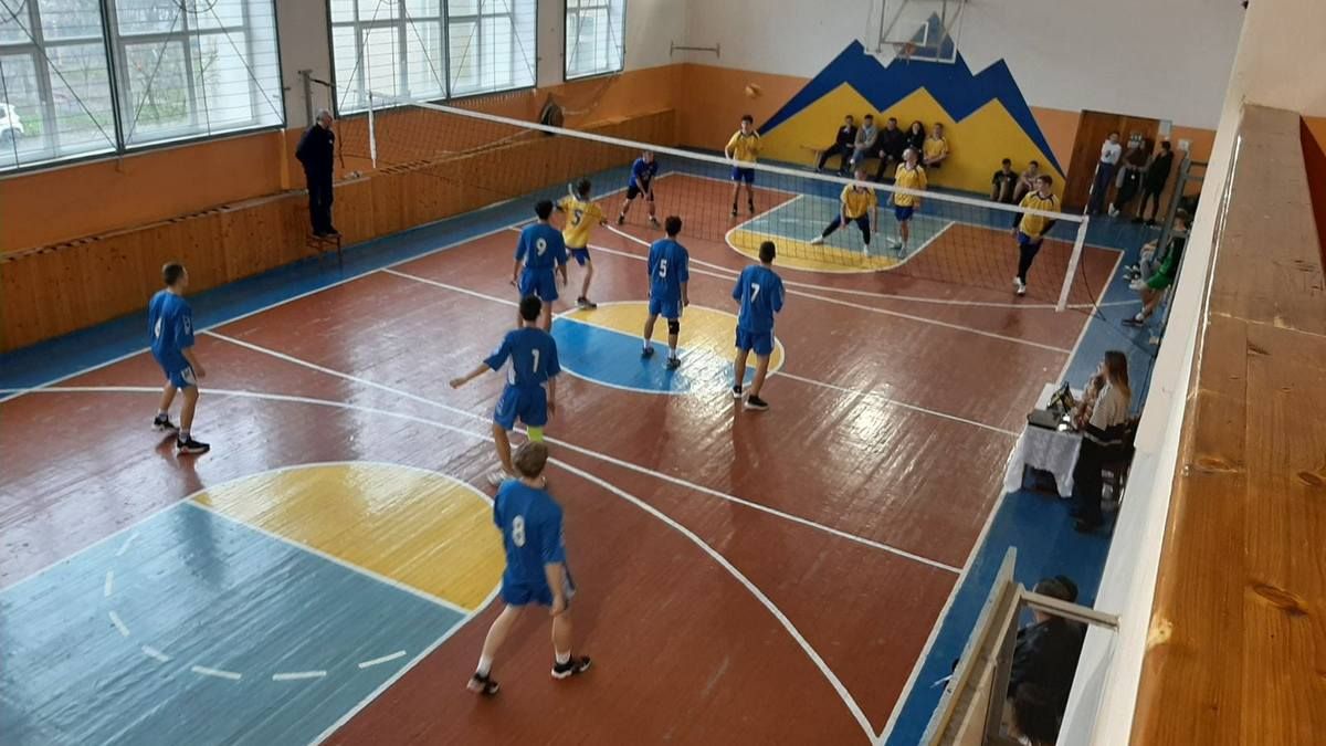 Як спортсмени коломийських коледжів у волейбол грали 4