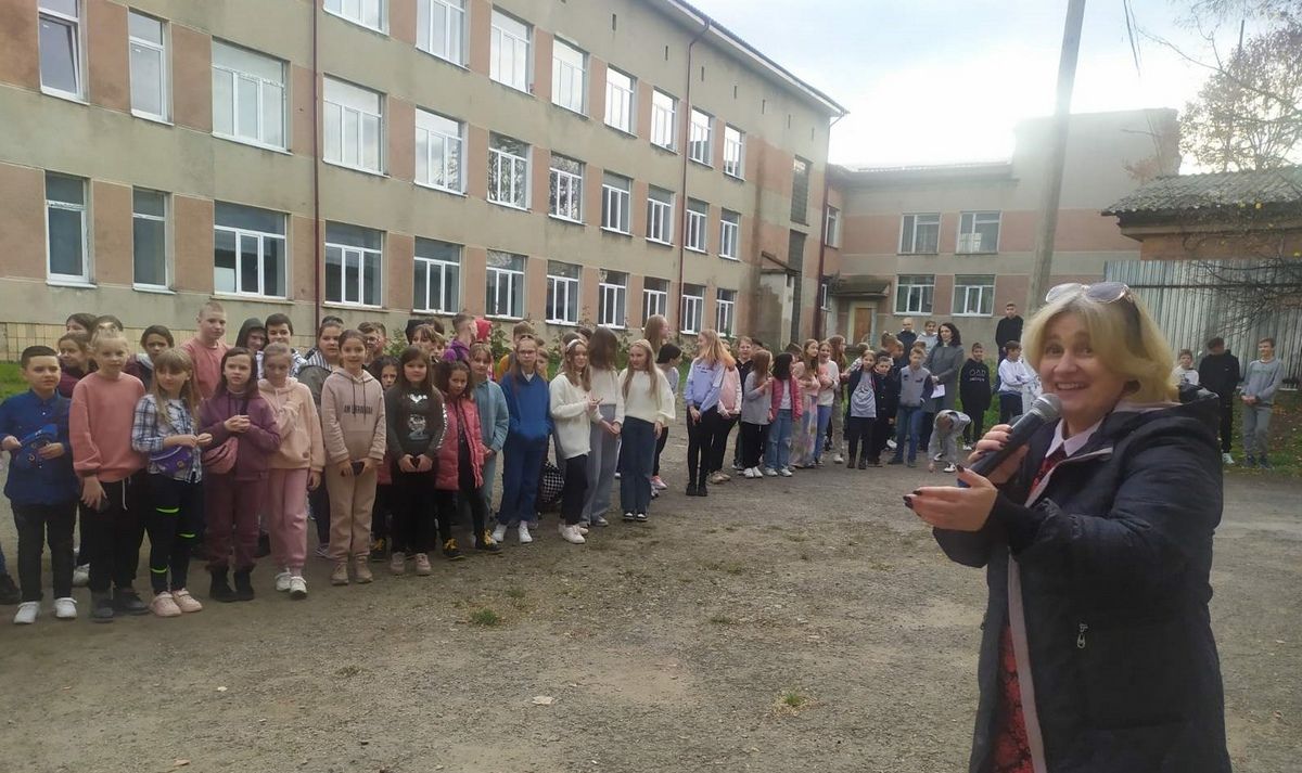 У Надвірній облаштували велопарковку зі старих парт 5