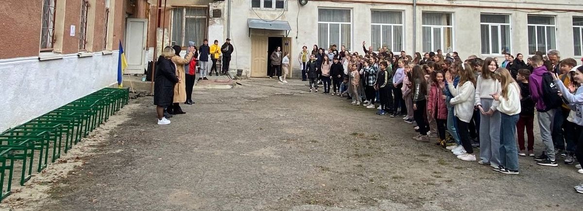 У Надвірній облаштували велопарковку зі старих парт 2