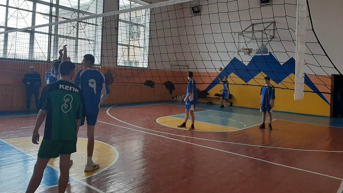 Як спортсмени коломийських коледжів у волейбол грали 5