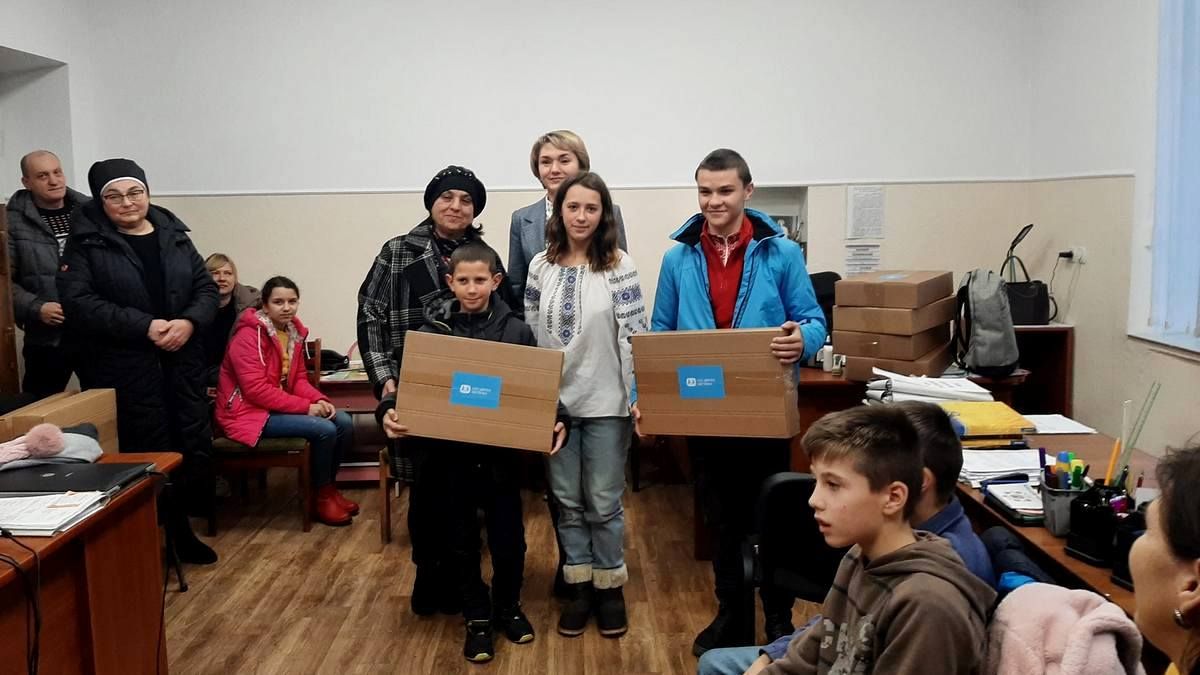 10 ноутбуків передали для дитячих будинків Коломийської громади 3