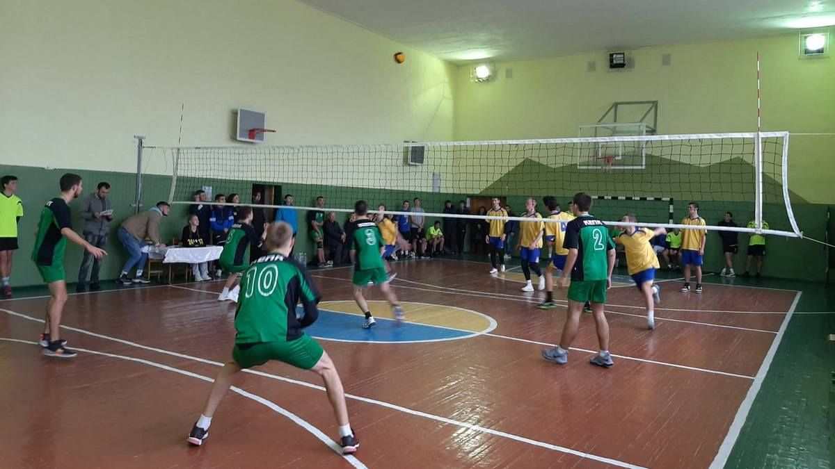 Як спортсмени коломийських коледжів у волейбол грали 6