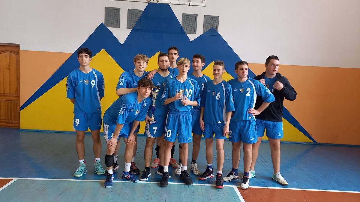Як спортсмени коломийських коледжів у волейбол грали 7