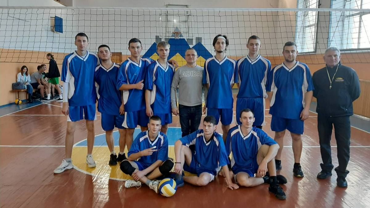 Як спортсмени коломийських коледжів у волейбол грали 8