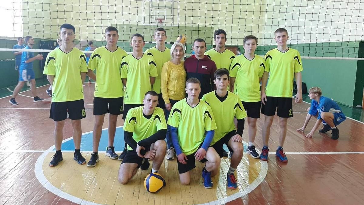 Як спортсмени коломийських коледжів у волейбол грали 9