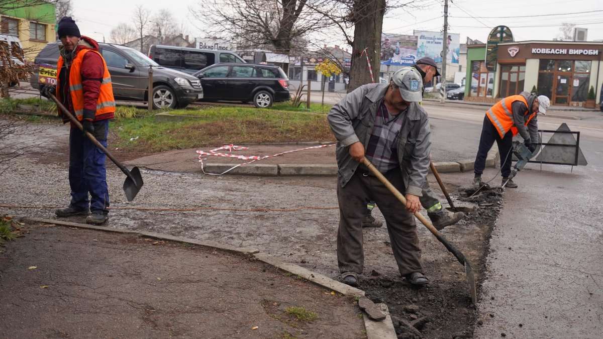 Комунальники стелять асфальт на Винниченка в Коломиї 2