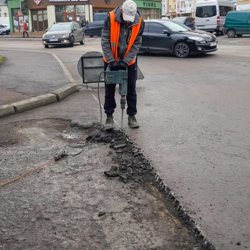 Комунальники стелять асфальт на Винниченка в Коломиї 3