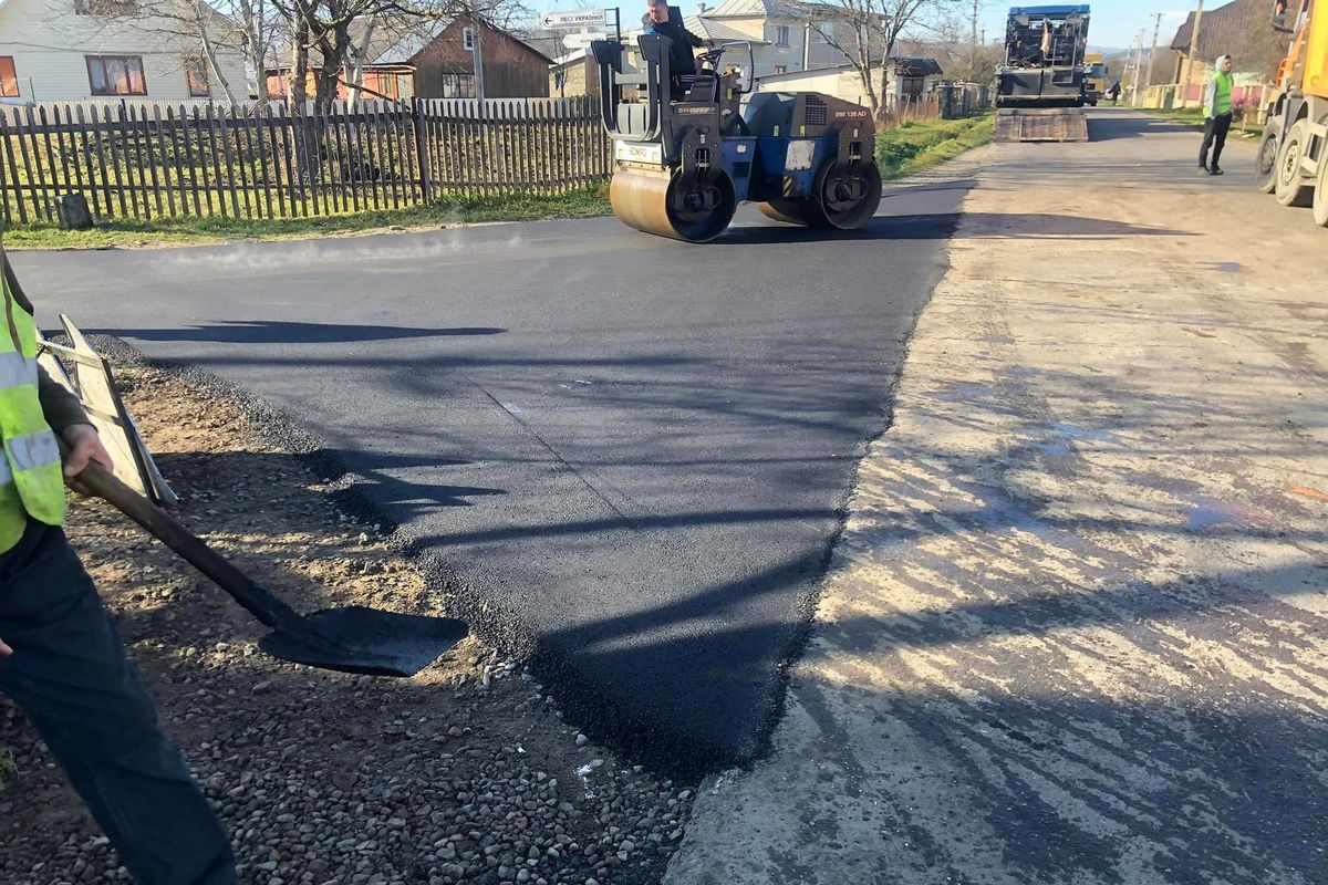 У селі на Делятинщині відремонтували дороги на трьох вулицях 3