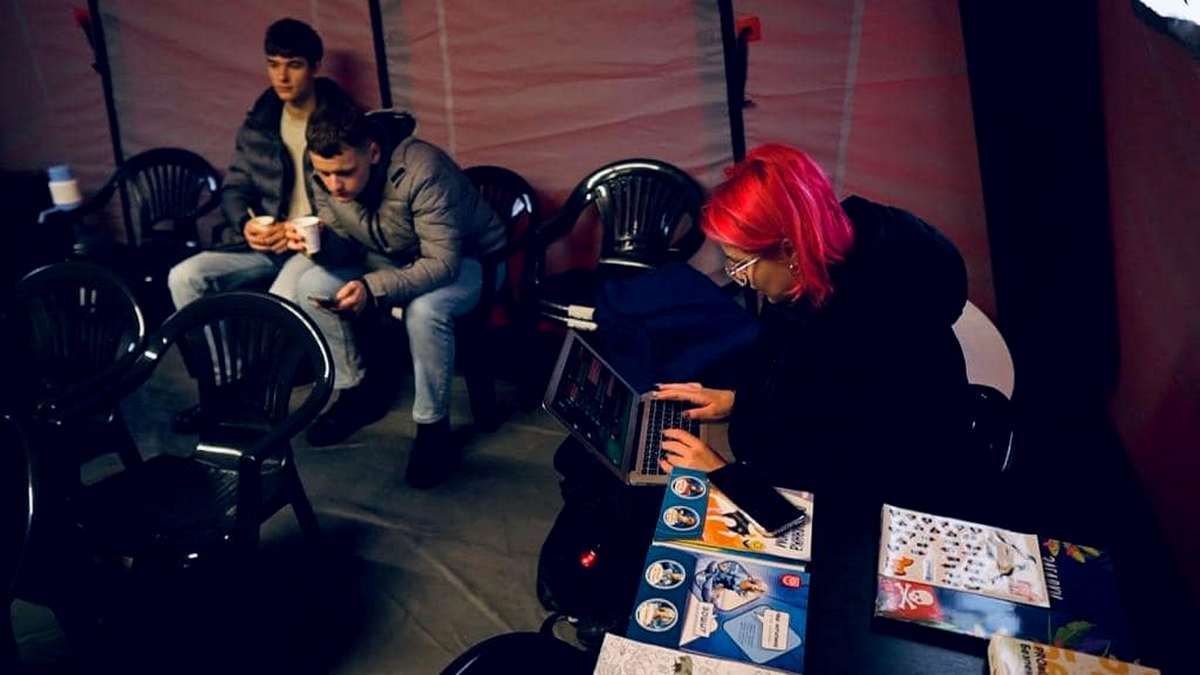 Зігрітись та зарядити ґаджети можна тепер навіть у відділках поліції 2