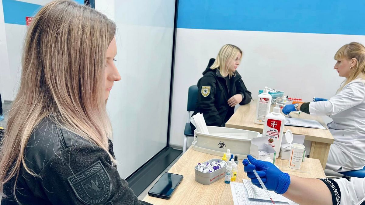 Прикарпатські поліцейські здали кров для поранених воїнів ЗСУ 3