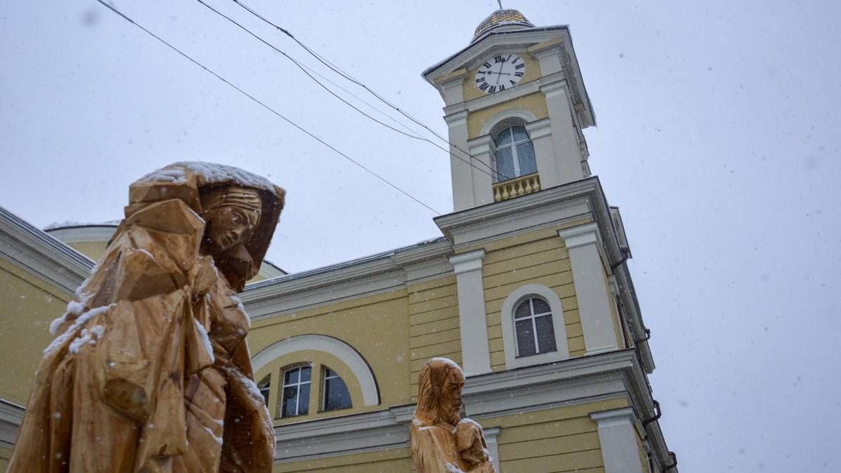На подвір'ї храму Архистратига Михаїла освятили дерев'яні скульптури 1