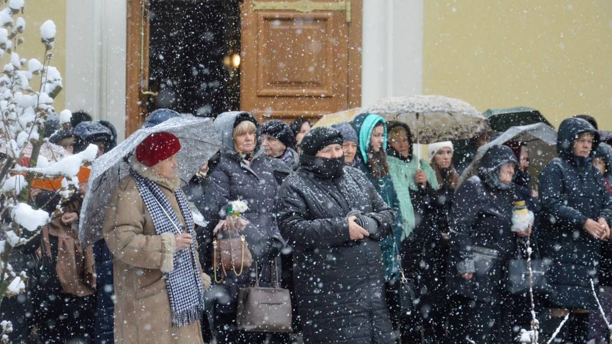 На подвір'ї храму Архистратига Михаїла освятили дерев'яні скульптури 4