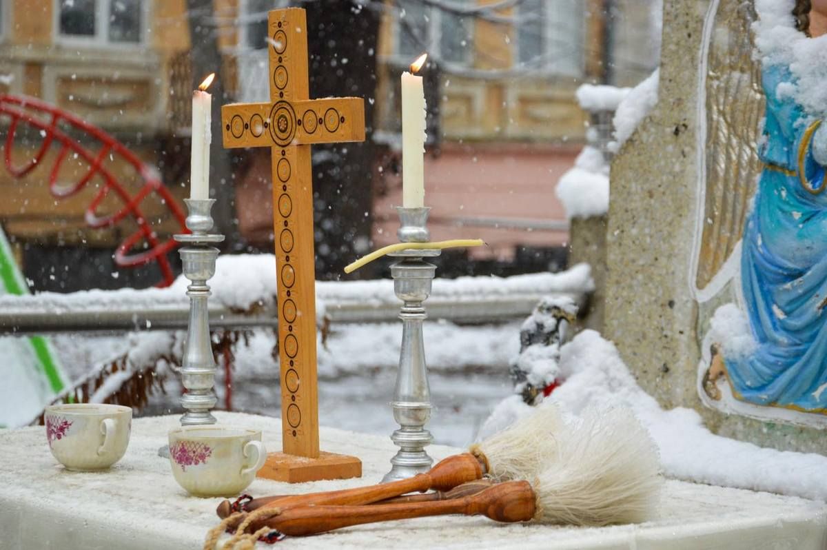 На подвір'ї храму Архистратига Михаїла освятили дерев'яні скульптури 6