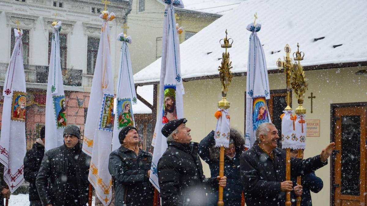 На подвір'ї храму Архистратига Михаїла освятили дерев'яні скульптури 3