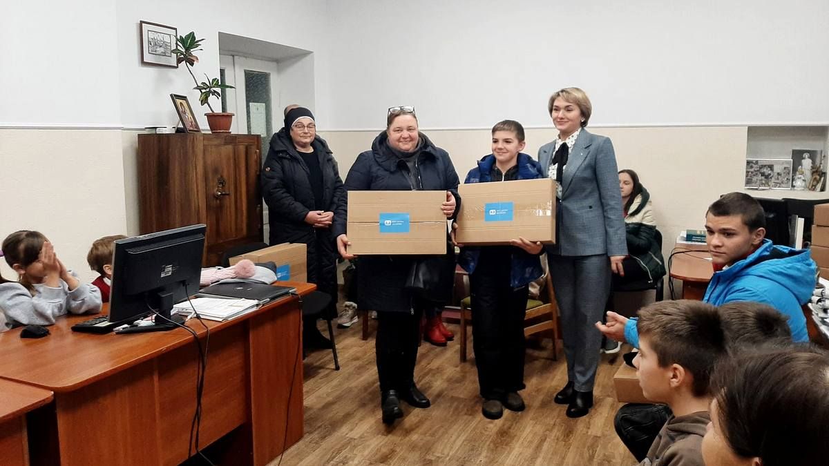 10 ноутбуків передали для дитячих будинків Коломийської громади 2