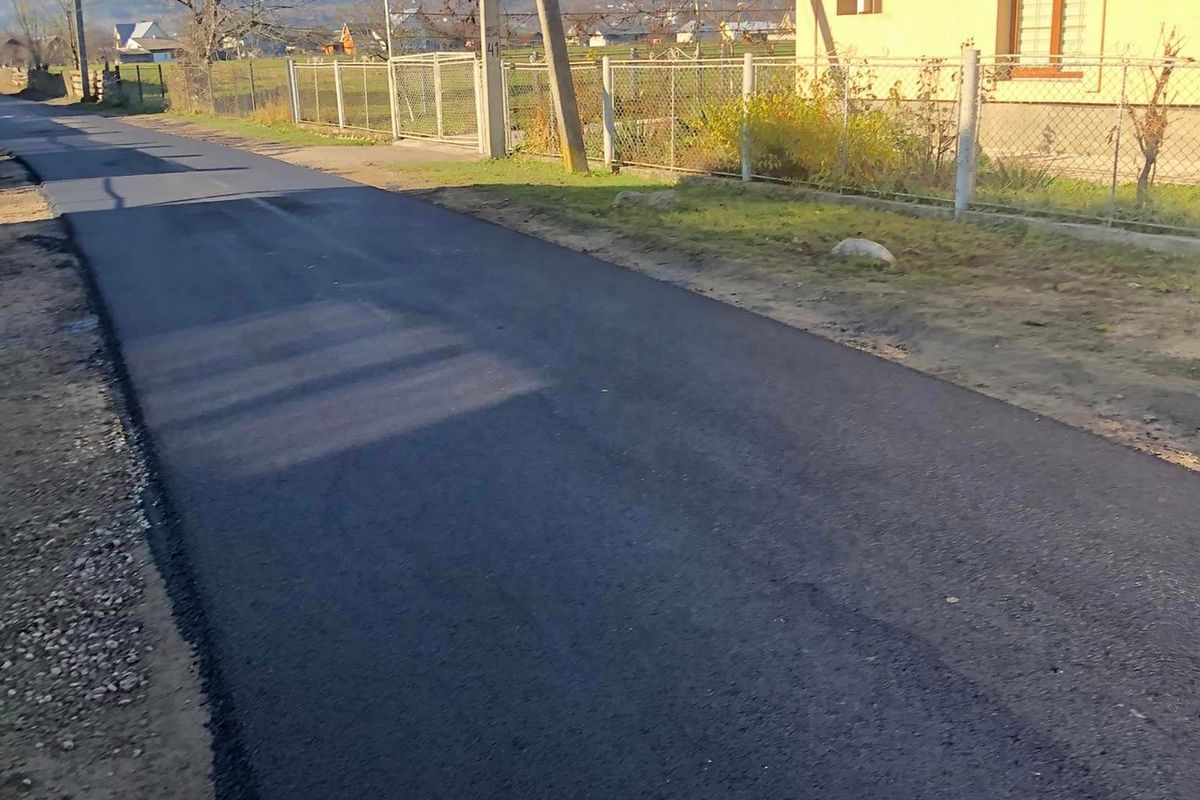 У селі на Делятинщині відремонтували дороги на трьох вулицях 10