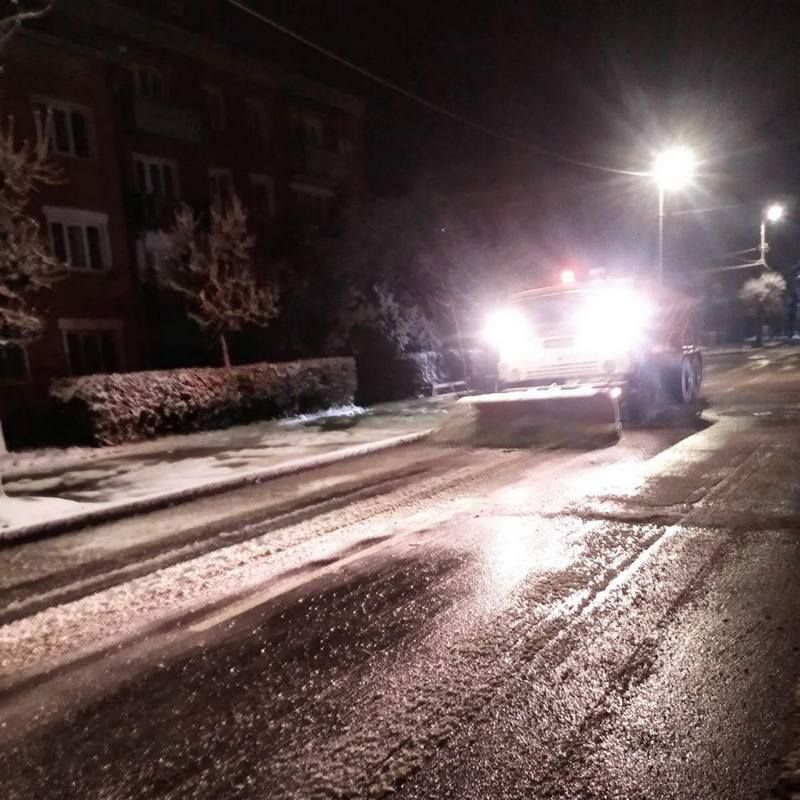 Як комунальники прибирають Коломию від снігу 2