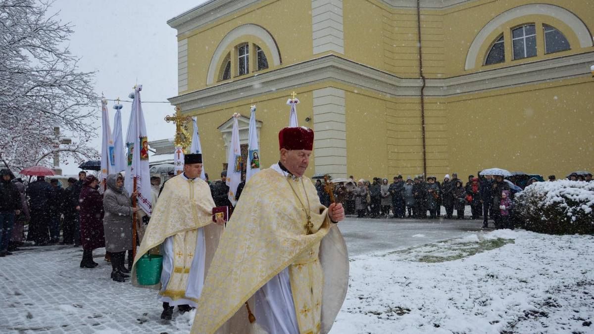 На подвір'ї храму Архистратига Михаїла освятили дерев'яні скульптури 5