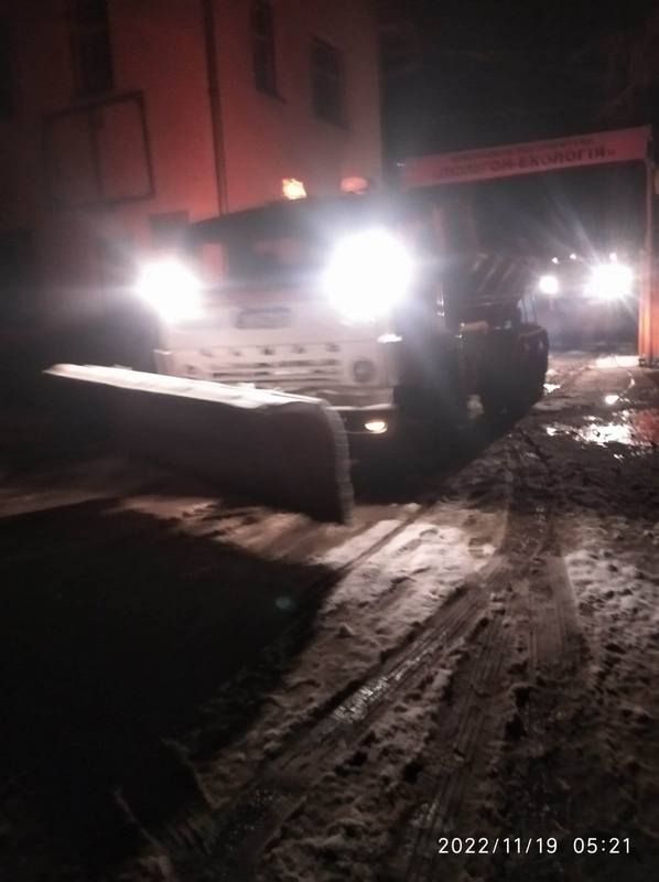 Як комунальники прибирають Коломию від снігу 3